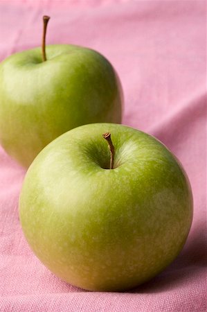 simsearch:659-03520785,k - Deux pommes Granny Smith Photographie de stock - Premium Libres de Droits, Code: 659-01856410