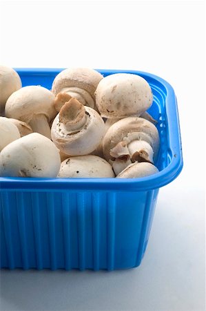 Fresh button mushrooms in blue plastic punnet Foto de stock - Sin royalties Premium, Código: 659-01856479