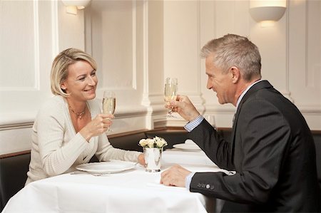 simsearch:659-03526660,k - Couple marié souriant, lever les verres de vin mousseux Photographie de stock - Premium Libres de Droits, Code: 659-01856641