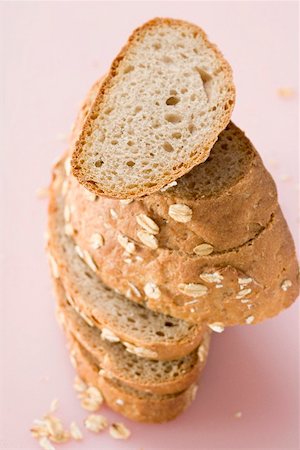 simsearch:659-01866634,k - Slices of oat bread in a pile Foto de stock - Sin royalties Premium, Código: 659-01856660