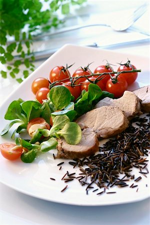 simsearch:659-01864652,k - Pork fillet with wild rice, corn salad and cherry tomatoes Fotografie stock - Premium Royalty-Free, Codice: 659-01856726