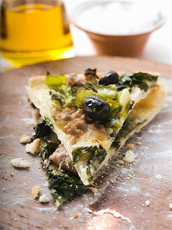 pizza piece - Two pieces of pizza with mince, olives, spinach and cheese Foto de stock - Sin royalties Premium, Código: 659-01856767