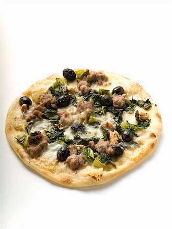 simsearch:659-01859933,k - Pizza à la viande hachée, les olives, les épinards et fromage Photographie de stock - Premium Libres de Droits, Code: 659-01856761