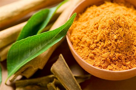 simsearch:659-01844950,k - Cinnamon sticks, curry leaves and curry powder Foto de stock - Sin royalties Premium, Código: 659-01856780