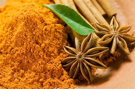 Curry powder, star anise and cinnamon sticks Foto de stock - Sin royalties Premium, Código: 659-01856783