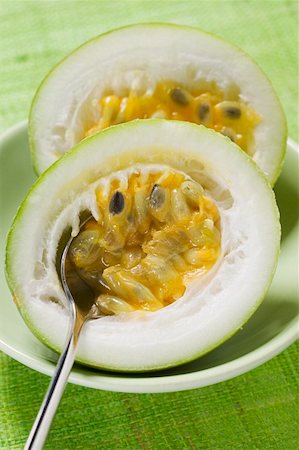 passionfruit - Giant granadilla (Passiflora quadrangularis), halved Foto de stock - Sin royalties Premium, Código: 659-01856863