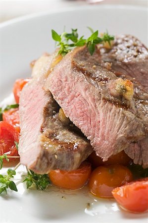 simsearch:659-01845768,k - Beef steak with cherry tomatoes Foto de stock - Sin royalties Premium, Código: 659-01856936