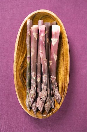 simsearch:659-03526211,k - Purple asparagus in wooden bowl (overhead view) Foto de stock - Sin royalties Premium, Código: 659-01856940