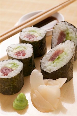 simsearch:659-01866757,k - Maki sushi de thon, wasabi, gingembre, sauce soja Photographie de stock - Premium Libres de Droits, Code: 659-01856998