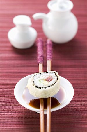 Maki sushi with tuna, cucumber and avocado over soy sauce Stock Photo - Premium Royalty-Free, Code: 659-01857009