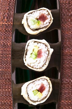 simsearch:659-06183708,k - Maki sushi with tuna, cucumber and avocado Foto de stock - Sin royalties Premium, Código: 659-01857017