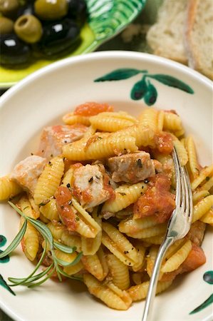 Pasta with meat and tomato sauce, white bread, olives Stock Photo - Premium Royalty-Free, Code: 659-01857036