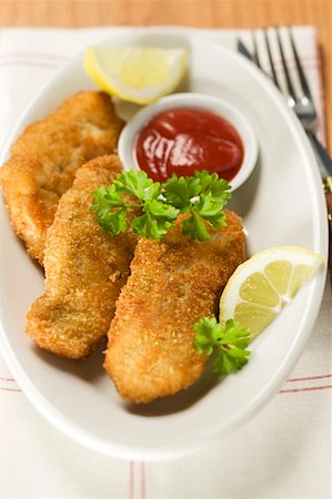Fish nuggets with ketchup and lemon Stock Photo - Premium Royalty-Free, Code: 659-01857040