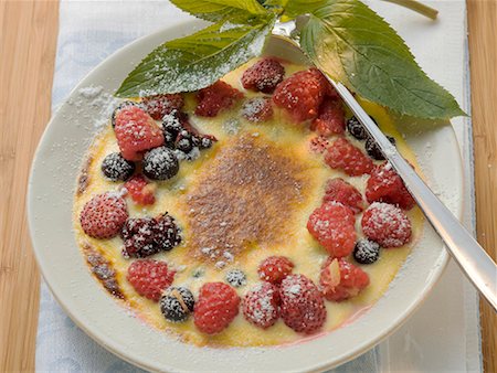 Crème bròlée with berries and icing sugar Stock Photo - Premium Royalty-Free, Code: 659-01857081