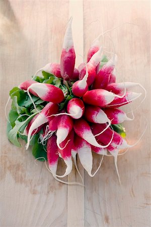 radishes - A bunch of fresh radishes Stock Photo - Premium Royalty-Free, Code: 659-01857117