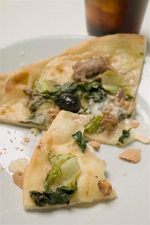 simsearch:659-01859989,k - Slice of pizza with tuna, chard and olives, glass of cola Foto de stock - Sin royalties Premium, Código: 659-01857307