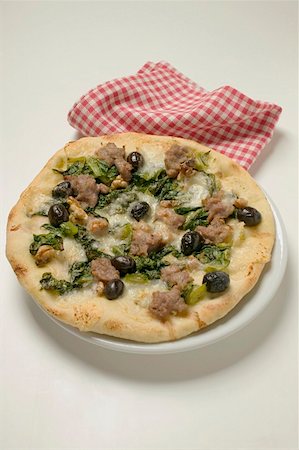 Pizza au thon et aux olives, Bette à carde Photographie de stock - Premium Libres de Droits, Code: 659-01857303