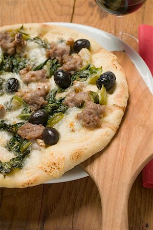 Pizza with tuna, chard and olives Foto de stock - Sin royalties Premium, Código: 659-01857310