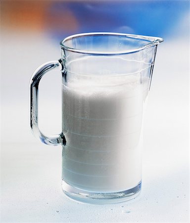 Lait dans la verseuse en verre Photographie de stock - Premium Libres de Droits, Code: 659-01857337