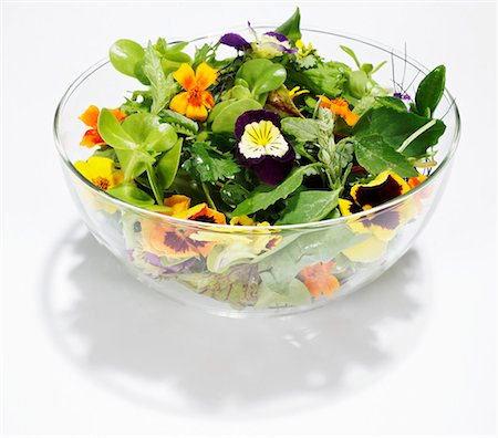 salatschüssel - Salat-Blätter mit Blüten in der Glasschale Stockbilder - Premium RF Lizenzfrei, Bildnummer: 659-01857362