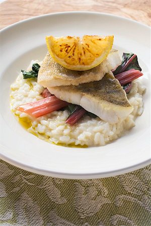 simsearch:659-07028055,k - Sea bass fillets with risotto and red chard Foto de stock - Sin royalties Premium, Código: 659-01857380