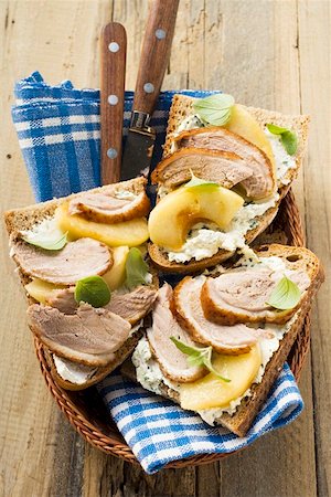 duck breast - Open sandwiches of duck breast and apple in bread basket Stock Photo - Premium Royalty-Free, Code: 659-01857392