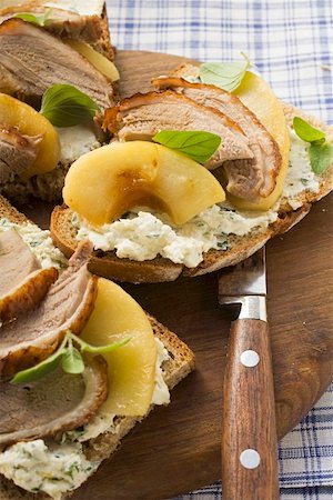 simsearch:659-01862579,k - Open sandwiches of duck breast and apple on wooden board Foto de stock - Sin royalties Premium, Código: 659-01857393