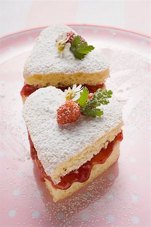 soft fruit tartlet - Heart-shaped cakes with jam, icing sugar, wild strawberries Stock Photo - Premium Royalty-Free, Code: 659-01857434