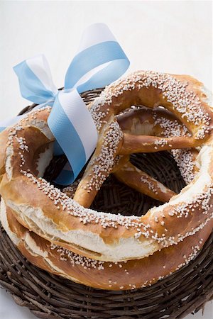 simsearch:659-01857551,k - Two salted pretzels with blue and white bow Foto de stock - Sin royalties Premium, Código: 659-01857455