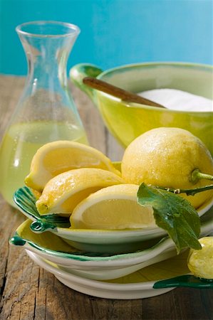 simsearch:659-03533766,k - Citrons frais avec des feuilles, le jus de citron et le sucre Photographie de stock - Premium Libres de Droits, Code: 659-01857463