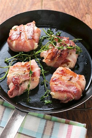 Goat's cheese wrapped in bacon in frying pan Foto de stock - Sin royalties Premium, Código: 659-01857477