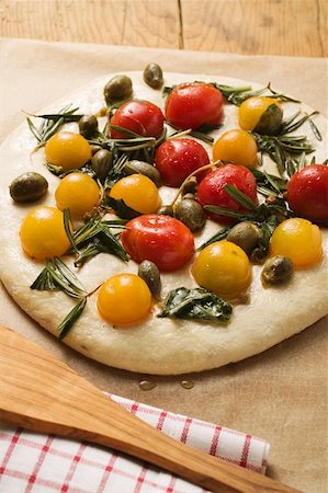 simsearch:659-01857570,k - Unbaked pizza with cherry tomatoes, capers & rosemary Foto de stock - Sin royalties Premium, Código: 659-01857509