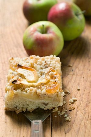 streusel - Piece of apple crumble cake, fresh apples in background Stock Photo - Premium Royalty-Free, Code: 659-01857501