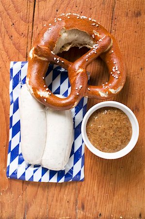 simsearch:659-01859774,k - Two Weisswurst in packaging, pretzel & mustard Foto de stock - Sin royalties Premium, Código: 659-01857515