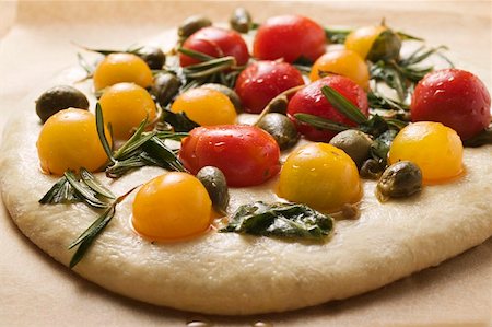 simsearch:659-01857570,k - Unbaked pizza with cherry tomatoes, capers & rosemary Foto de stock - Sin royalties Premium, Código: 659-01857510