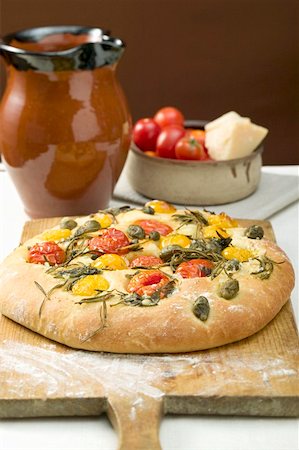 simsearch:659-01852978,k - Pizza with cherry tomatoes, capers and rosemary Stock Photo - Premium Royalty-Free, Code: 659-01857523