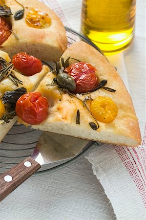 simsearch:659-01857570,k - Three slices of pizza with cherry tomatoes, capers & rosemary Foto de stock - Sin royalties Premium, Código: 659-01857544