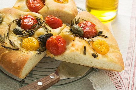 simsearch:659-01857570,k - Three pieces of pizza with cherry tomatoes, capers & rosemary Foto de stock - Sin royalties Premium, Código: 659-01857545