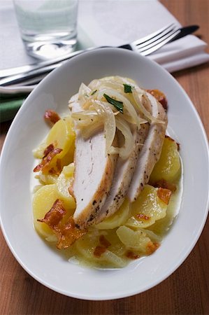 Potato salad with bacon, chicken breast and onions Foto de stock - Sin royalties Premium, Código: 659-01857549