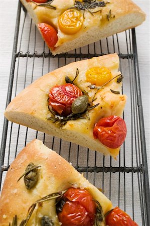 simsearch:659-01857570,k - Three slices of pizza with cherry tomatoes, capers & rosemary Foto de stock - Sin royalties Premium, Código: 659-01857540