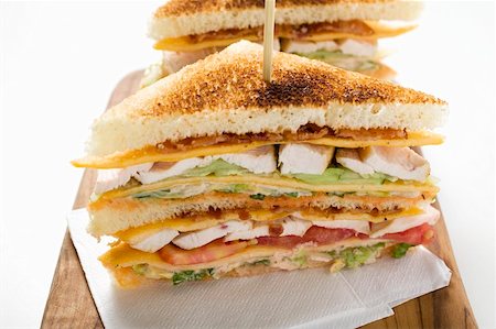 sandwich club - Club sandwichs au poulet, grillés Photographie de stock - Premium Libres de Droits, Code: 659-01857556