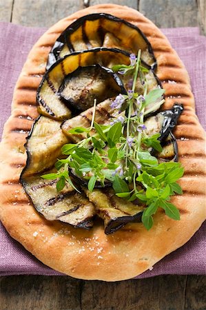 flat bread - Pizza bread with grilled aubergines Foto de stock - Sin royalties Premium, Código: 659-01857560