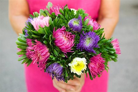 simsearch:659-01866475,k - Woman holding bunch of summer flowers Fotografie stock - Premium Royalty-Free, Codice: 659-01857576