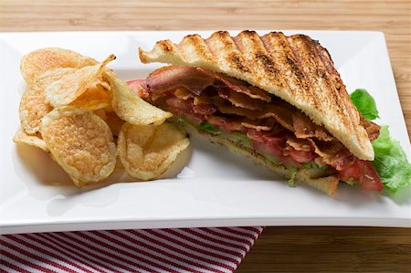 simsearch:659-01849818,k - Sandwich BLT, grillé, avec des chips Photographie de stock - Premium Libres de Droits, Code: 659-01857573