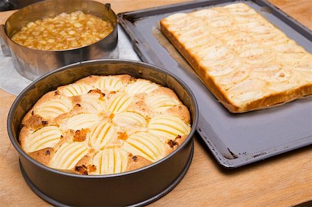 Gâteau aux pommes et gâteau aux pommes cuites au plateau Photographie de stock - Premium Libres de Droits, Code: 659-01857591