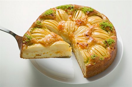 pistacho - Apple cake with chopped pistachios, a slice cut Foto de stock - Sin royalties Premium, Código: 659-01857608