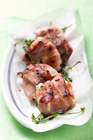 Goat's cheese wrapped in bacon Foto de stock - Sin royalties Premium, Código: 659-01857618