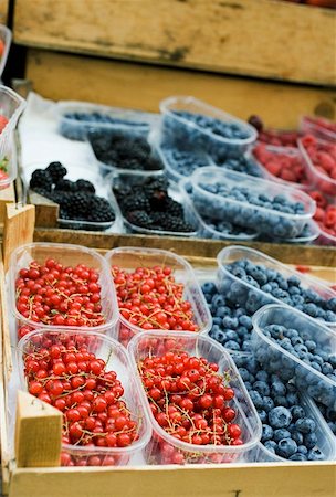 simsearch:659-01858837,k - Various types of berries in plastic punnets at a market Foto de stock - Sin royalties Premium, Código: 659-01857624