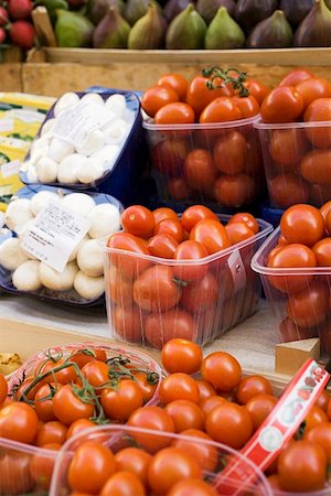 simsearch:659-07597008,k - Tomatoes and mushrooms in plastic punnets at a market Stock Photo - Premium Royalty-Free, Code: 659-01857639