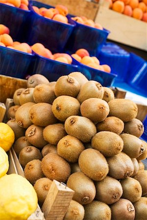 simsearch:659-01858819,k - Fruits kiwi, les citrons et les abricots dans un marché Photographie de stock - Premium Libres de Droits, Code: 659-01857633